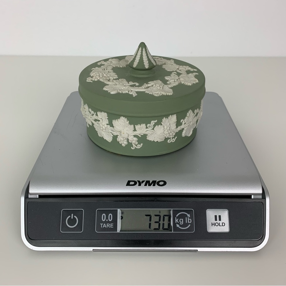Wedgwood Sage Green Jasperware Lidded Round Box Large 5" Spike Knob Vtg Vines - Picture 16 of 16